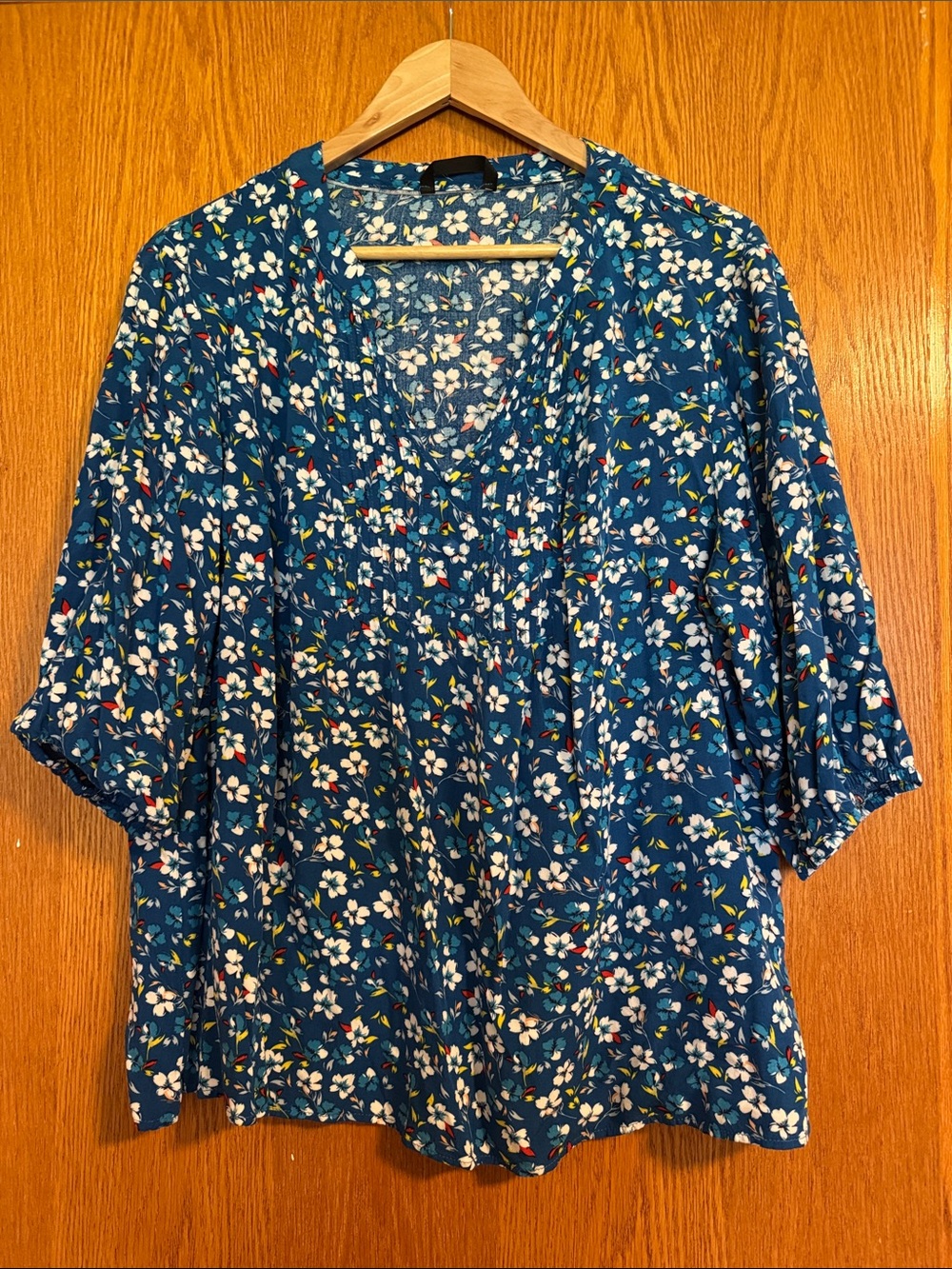 BloomChic Blue Floral V-Neck Blouse with Short Sleeves